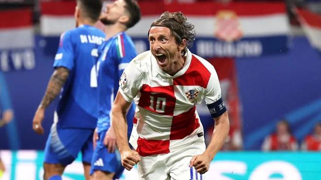 禁区内频频 禁区内频频